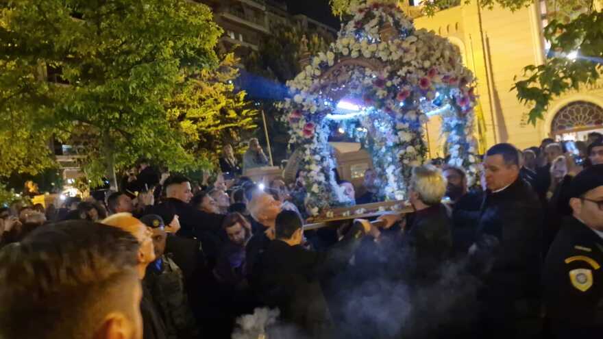 Θεσσαλονίκη: Σε κλίμα κατάνυξης η περιφορά του Επιταφίου από τη Μητρόπολη - Πέντε Επιτάφιοι ενώθηκαν στην Αριστοτέλους