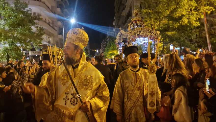 Θεσσαλονίκη: Σε κλίμα κατάνυξης η περιφορά του Επιταφίου από τη Μητρόπολη - Πέντε Επιτάφιοι ενώθηκαν στην Αριστοτέλους