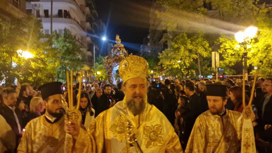 Θεσσαλονίκη: Σε κλίμα κατάνυξης η περιφορά του Επιταφίου από τη Μητρόπολη - Πέντε Επιτάφιοι ενώθηκαν στην Αριστοτέλους