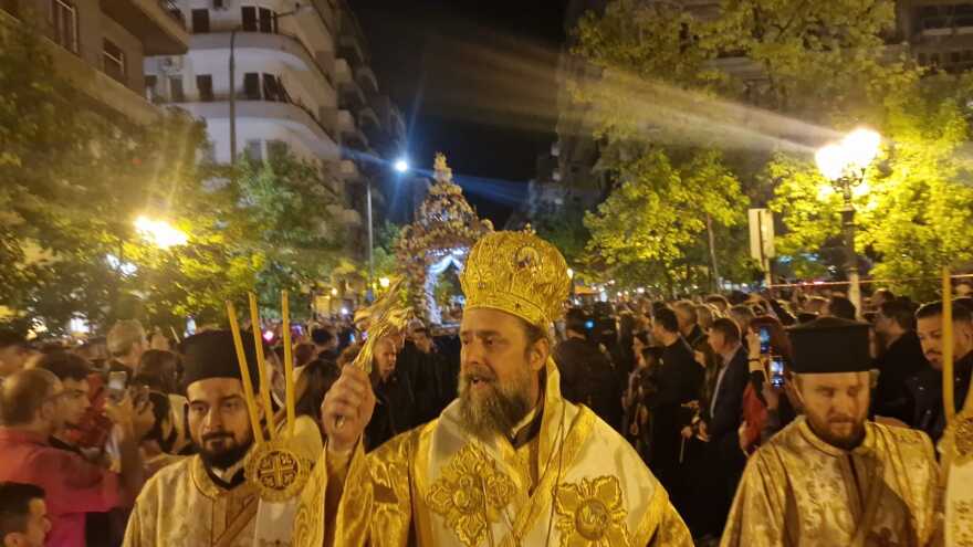 Θεσσαλονίκη: Σε κλίμα κατάνυξης η περιφορά του Επιταφίου από τη Μητρόπολη - Πέντε Επιτάφιοι ενώθηκαν στην Αριστοτέλους