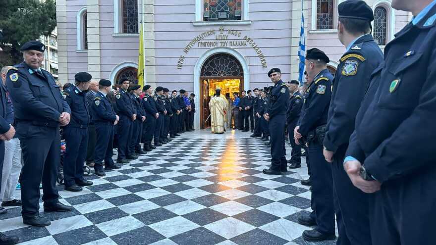 Θεσσαλονίκη: Σε κλίμα κατάνυξης η περιφορά του Επιταφίου από τη Μητρόπολη - Πέντε Επιτάφιοι ενώθηκαν στην Αριστοτέλους