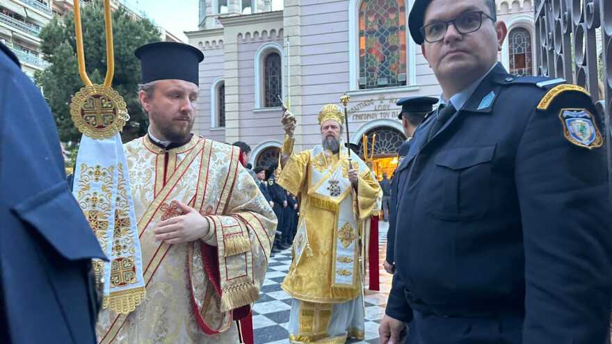 Θεσσαλονίκη: Σε κλίμα κατάνυξης η περιφορά του Επιταφίου από τη Μητρόπολη - Πέντε Επιτάφιοι ενώθηκαν στην Αριστοτέλους