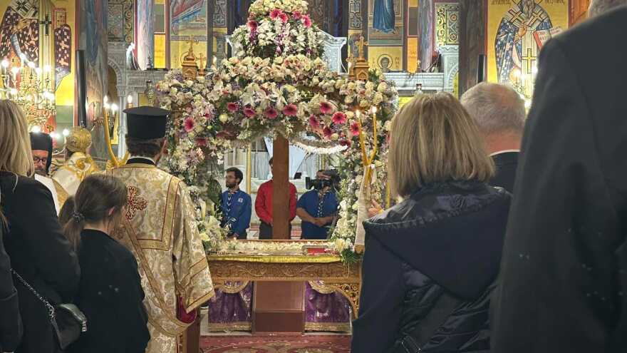 Θεσσαλονίκη: Σε κλίμα κατάνυξης η περιφορά του Επιταφίου από τη Μητρόπολη - Πέντε Επιτάφιοι ενώθηκαν στην Αριστοτέλους