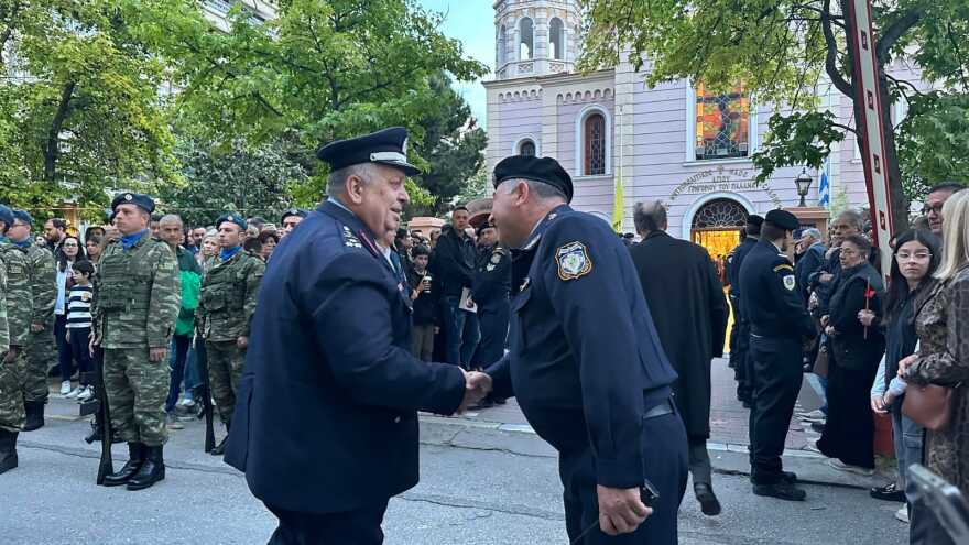 Θεσσαλονίκη: Σε κλίμα κατάνυξης η περιφορά του Επιταφίου από τη Μητρόπολη - Πέντε Επιτάφιοι ενώθηκαν στην Αριστοτέλους