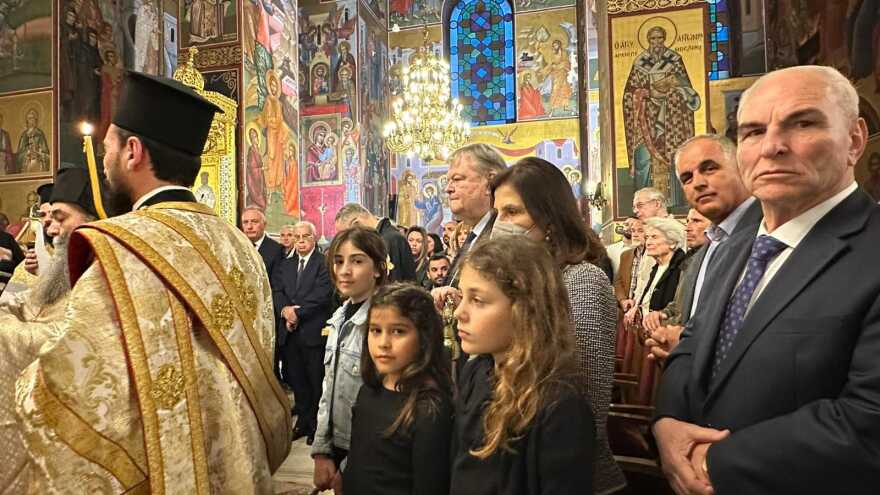 Θεσσαλονίκη: Σε κλίμα κατάνυξης η περιφορά του Επιταφίου από τη Μητρόπολη - Πέντε Επιτάφιοι ενώθηκαν στην Αριστοτέλους