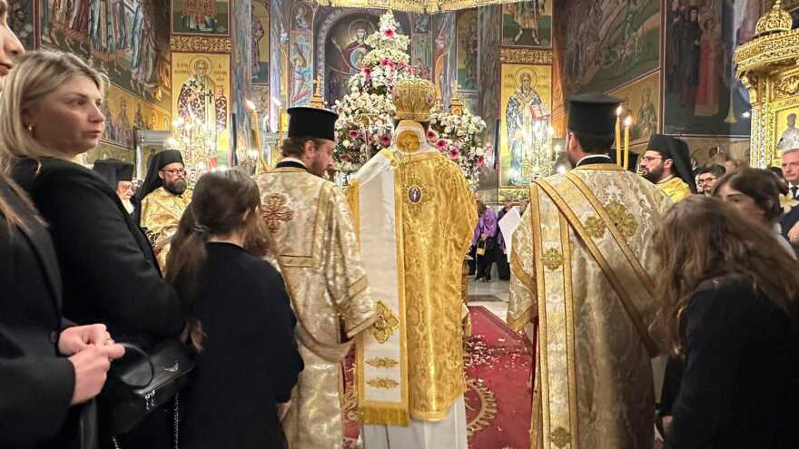 Θεσσαλονίκη: Σε κλίμα κατάνυξης η περιφορά του Επιταφίου από τη Μητρόπολη - Πέντε Επιτάφιοι ενώθηκαν στην Αριστοτέλους