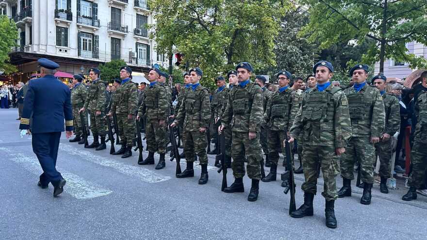 Θεσσαλονίκη: Σε κλίμα κατάνυξης η περιφορά του Επιταφίου από τη Μητρόπολη - Πέντε Επιτάφιοι ενώθηκαν στην Αριστοτέλους