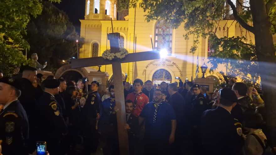 Θεσσαλονίκη: Σε κλίμα κατάνυξης η περιφορά του Επιταφίου από τη Μητρόπολη - Πέντε Επιτάφιοι ενώθηκαν στην Αριστοτέλους