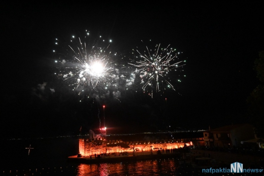 Ναύπακτος: Τα βεγγαλικά και ο φλεγόμενος σταυρός στο λιμάνι στην περιφορά των Επιταφίων - Δείτε βίντεο