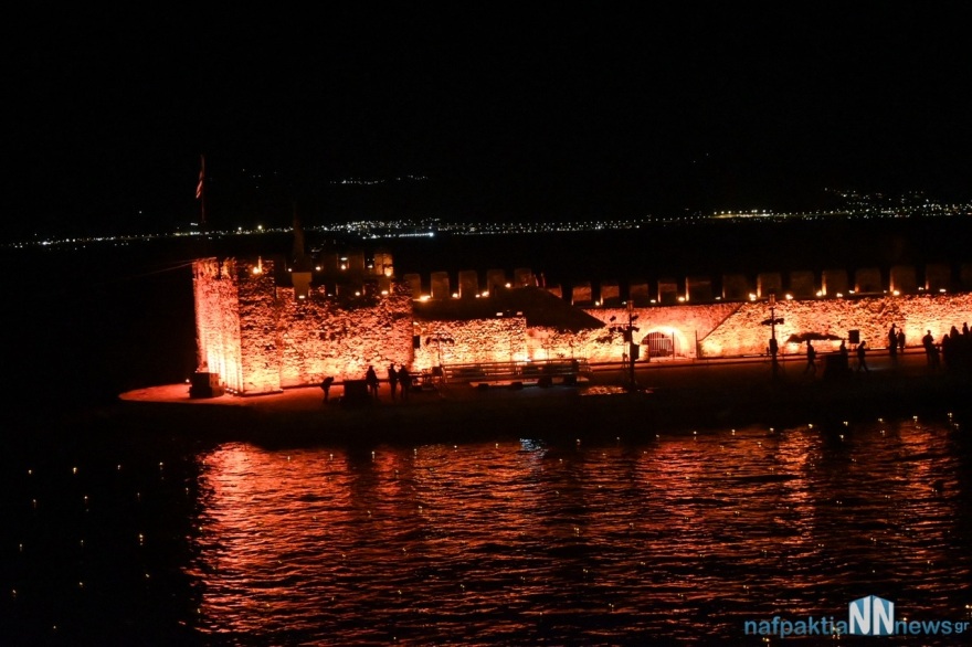 Ναύπακτος: Τα βεγγαλικά και ο φλεγόμενος σταυρός στο λιμάνι στην περιφορά των Επιταφίων - Δείτε βίντεο