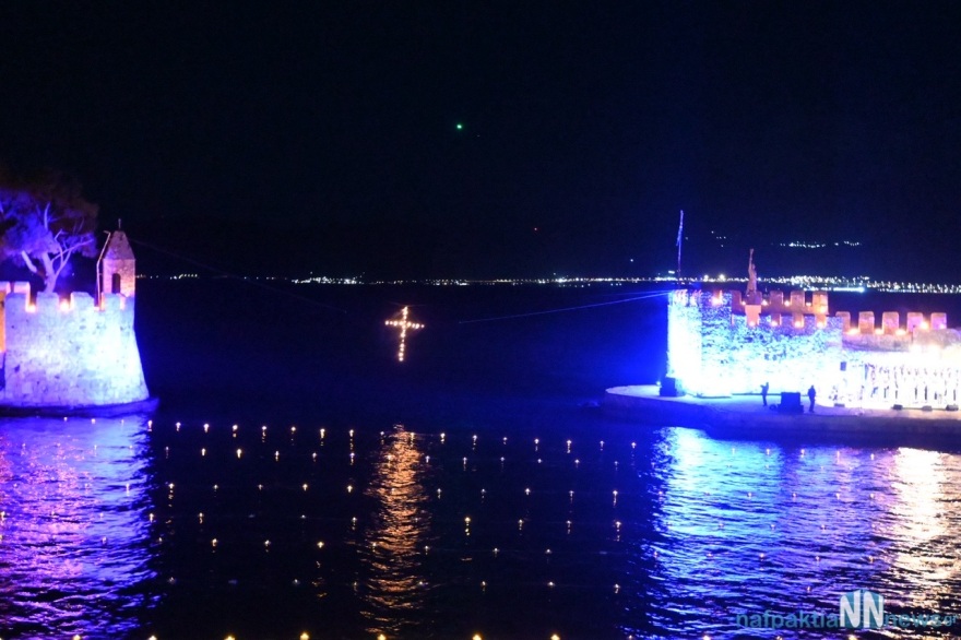 Ναύπακτος: Τα βεγγαλικά και ο φλεγόμενος σταυρός στο λιμάνι στην περιφορά των Επιταφίων - Δείτε βίντεο