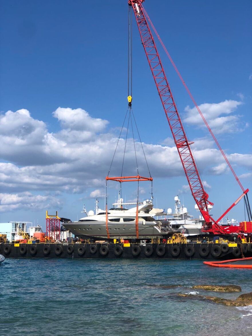 Σπέτσες: Πλωτός γερανός σήκωσε την θαλαμηγό που προσέκρουσε στην προβλήτα στις Σπέτσες - Δείτε βίντεο και φωτογραφίες