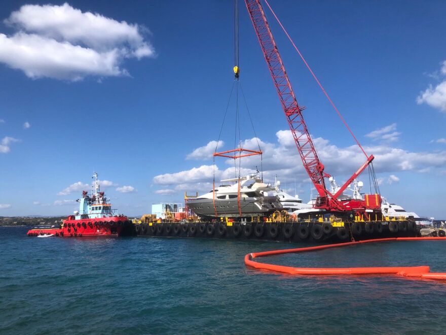 Σπέτσες: Πλωτός γερανός σήκωσε την θαλαμηγό που προσέκρουσε στην προβλήτα στις Σπέτσες - Δείτε βίντεο και φωτογραφίες