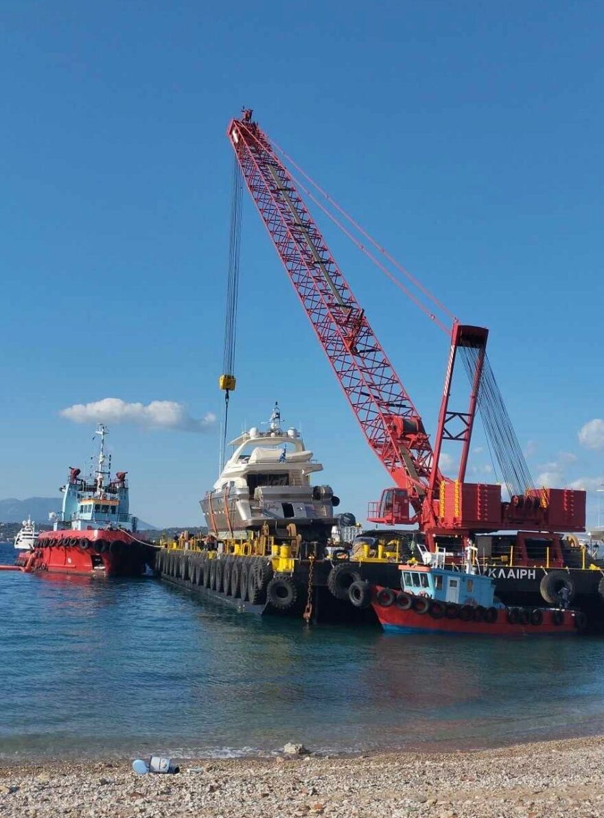 Σπέτσες: Πλωτός γερανός σήκωσε την θαλαμηγό που προσέκρουσε στην προβλήτα στις Σπέτσες - Δείτε βίντεο και φωτογραφίες