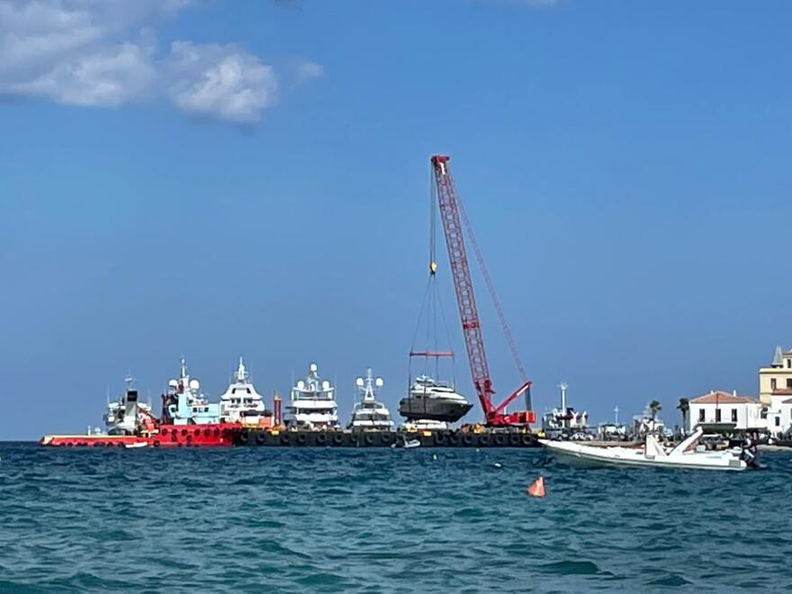 Σπέτσες: Πλωτός γερανός σήκωσε την θαλαμηγό που προσέκρουσε στην προβλήτα στις Σπέτσες - Δείτε βίντεο και φωτογραφίες