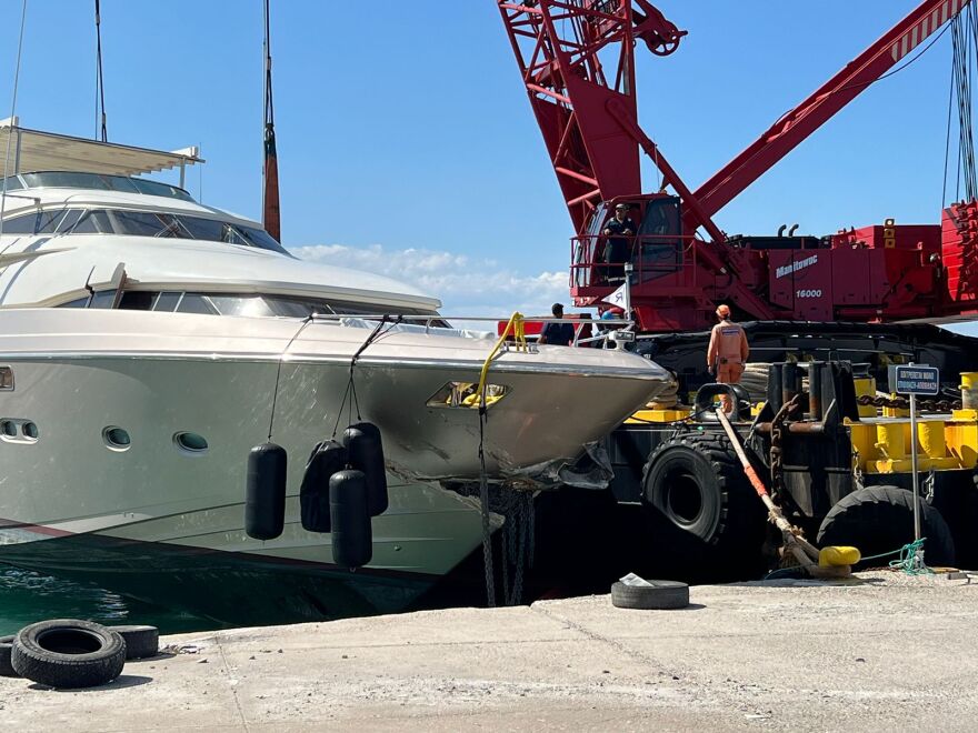 Σπέτσες: Πλωτός γερανός σήκωσε την θαλαμηγό που προσέκρουσε στην προβλήτα στις Σπέτσες - Δείτε βίντεο και φωτογραφίες