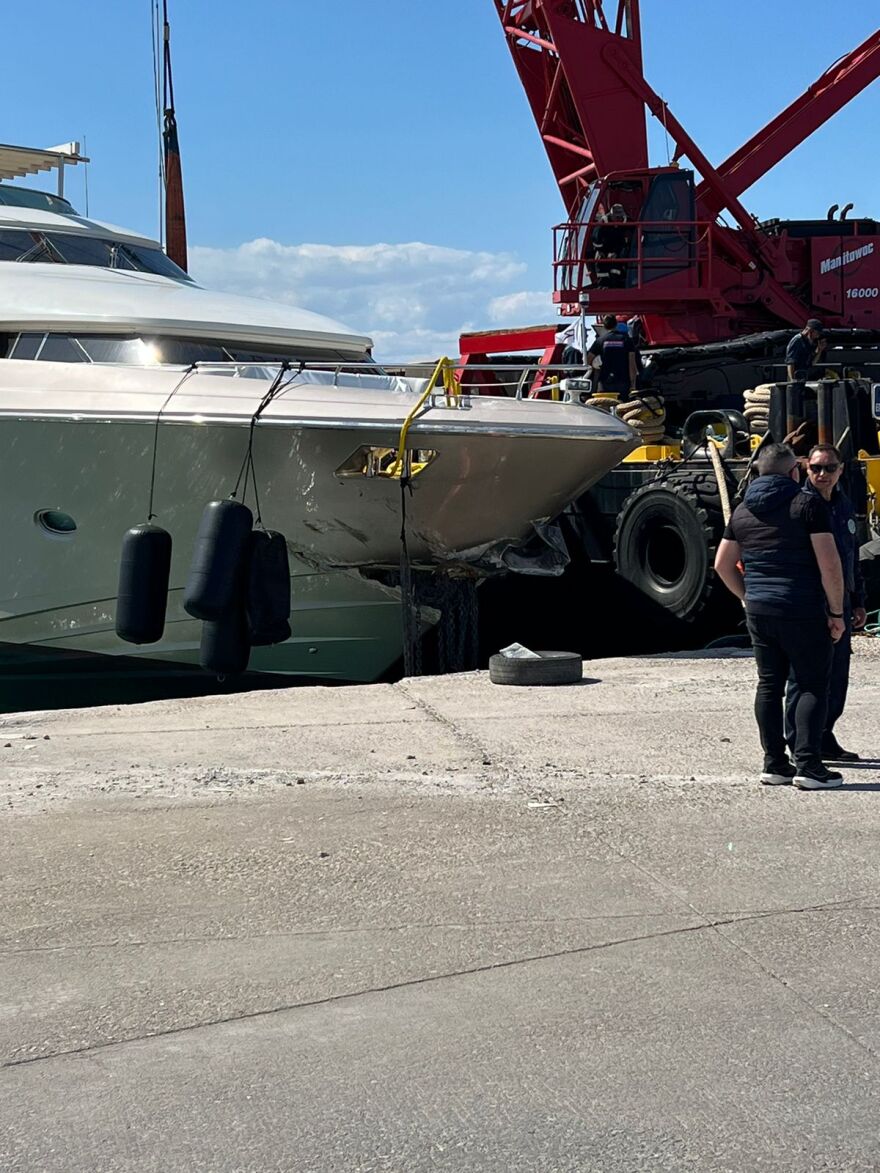 Σπέτσες: Πλωτός γερανός σήκωσε την θαλαμηγό που προσέκρουσε στην προβλήτα στις Σπέτσες - Δείτε βίντεο και φωτογραφίες