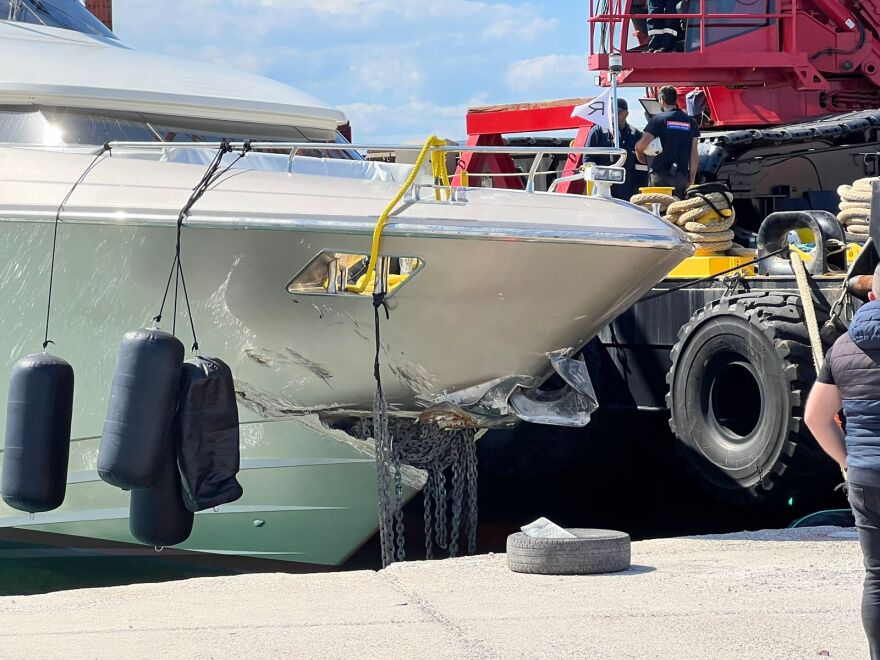 Σπέτσες: Πλωτός γερανός σήκωσε την θαλαμηγό που προσέκρουσε στην προβλήτα στις Σπέτσες - Δείτε βίντεο και φωτογραφίες