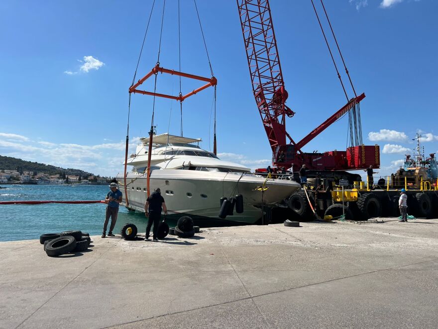 Σπέτσες: Πλωτός γερανός σήκωσε την θαλαμηγό που προσέκρουσε στην προβλήτα στις Σπέτσες - Δείτε βίντεο και φωτογραφίες