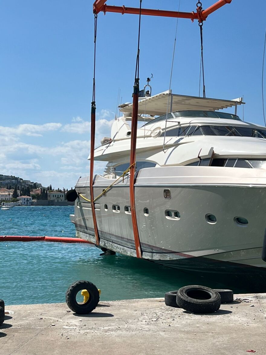 Σπέτσες: Πλωτός γερανός σήκωσε την θαλαμηγό που προσέκρουσε στην προβλήτα στις Σπέτσες - Δείτε βίντεο και φωτογραφίες