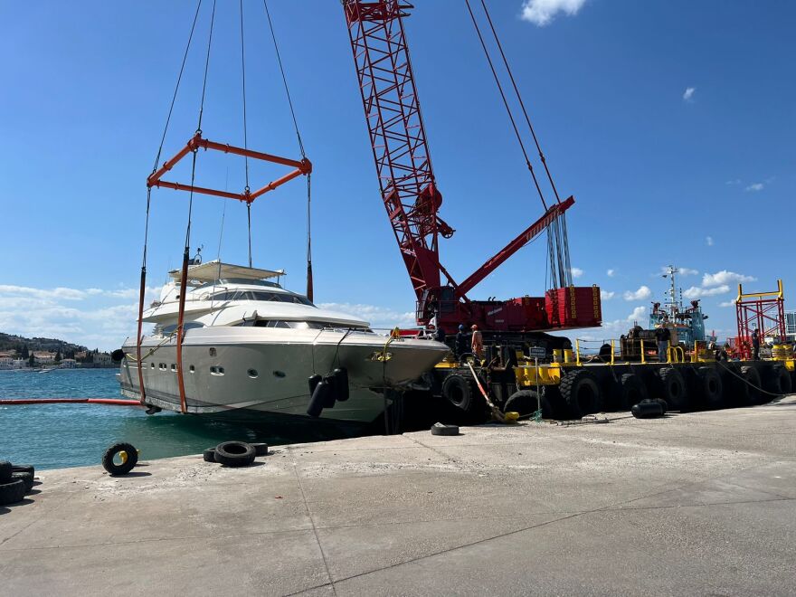 Σπέτσες: Πλωτός γερανός σήκωσε την θαλαμηγό που προσέκρουσε στην προβλήτα στις Σπέτσες - Δείτε βίντεο και φωτογραφίες