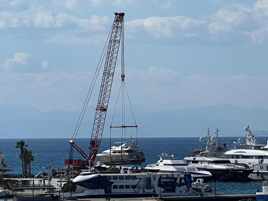 Σπέτσες: Πλωτός γερανός σήκωσε την θαλαμηγό που προσέκρουσε στην προβλήτα στις Σπέτσες - Δείτε βίντεο και φωτογραφίες
