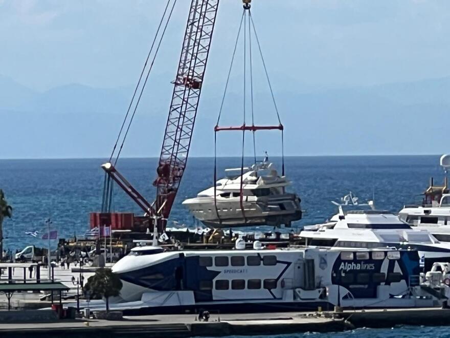 Σπέτσες: Πλωτός γερανός σήκωσε την θαλαμηγό που προσέκρουσε στην προβλήτα στις Σπέτσες - Δείτε βίντεο και φωτογραφίες