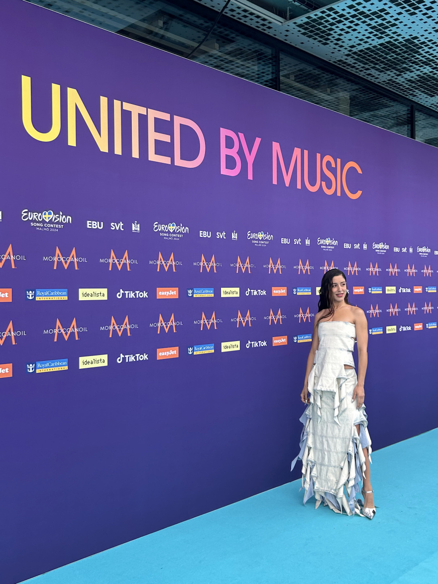 Μαρίνα Σάττι: Χαμογελαστή με την ομάδα της στο Τιρκουάζ Χαλί της Eurovision