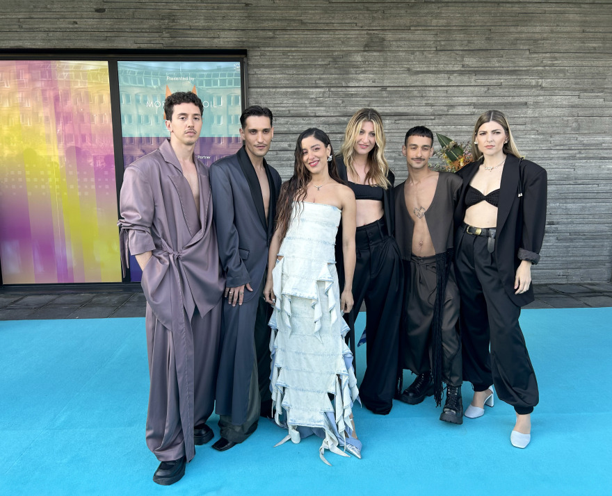 Μαρίνα Σάττι: Χαμογελαστή με την ομάδα της στο Τιρκουάζ Χαλί της Eurovision