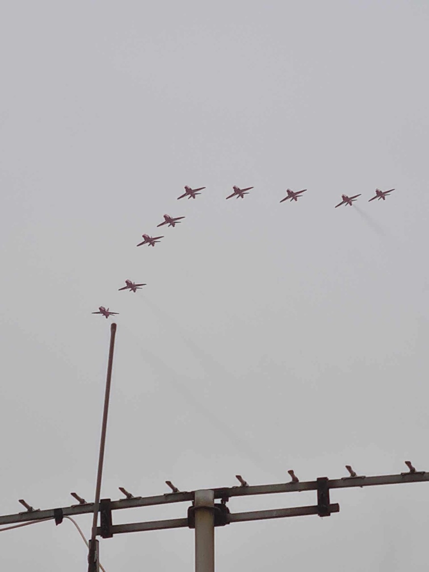 Αεροπορική επίδειξη των Red Arrows στο Φλοίσβo - Βίντεο με τις εντυπωσιακές πτήσεις