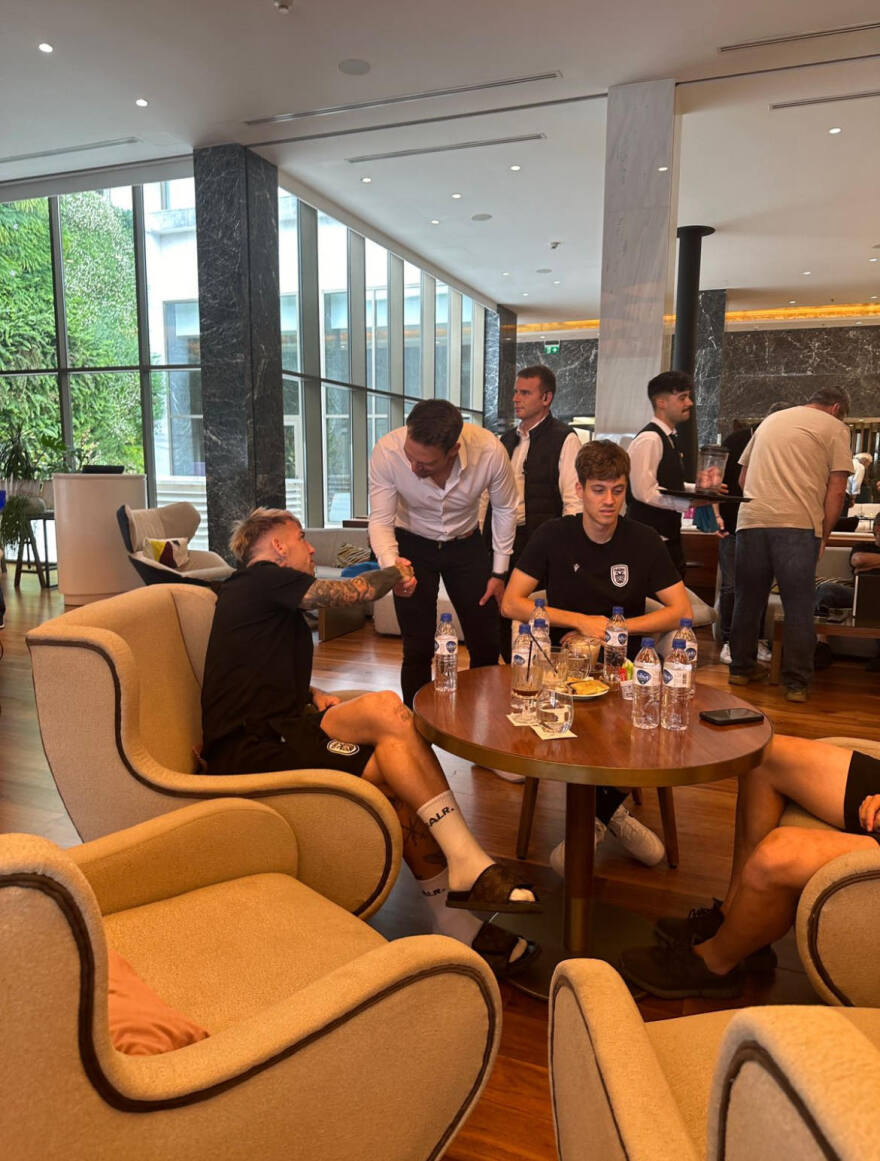 Ο Κασσελάκης συνάντησε τυχαία τους παίκτες του ΠΑΟΚ στο ξενοδοχείο και ευχήθηκε «καλή επιτυχία»