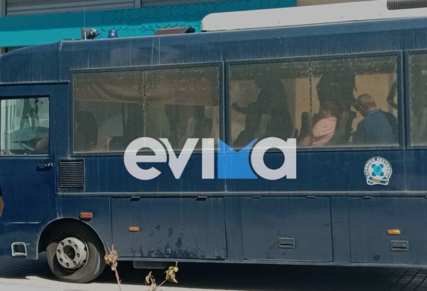 Χαλκίδα: Στα δικαστήρια οι εφοριακοί που συνελήφθησαν - Βίντεο και φωτογραφίες