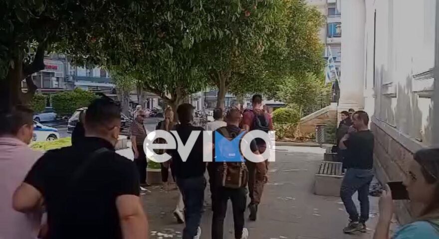 Χαλκίδα: Στα δικαστήρια οι εφοριακοί που συνελήφθησαν - Βίντεο και φωτογραφίες
