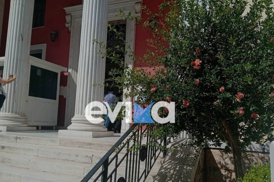 Χαλκίδα: Στα δικαστήρια οι εφοριακοί που συνελήφθησαν - Βίντεο και φωτογραφίες