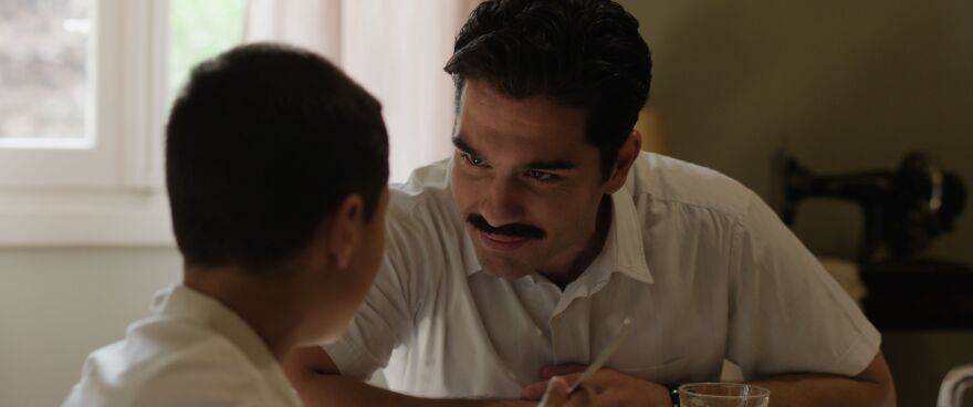 Χρήστος Μάστορας: Οι πρώτες φωτογραφίες στον ρόλο του Στέλιου Καζαντζίδη