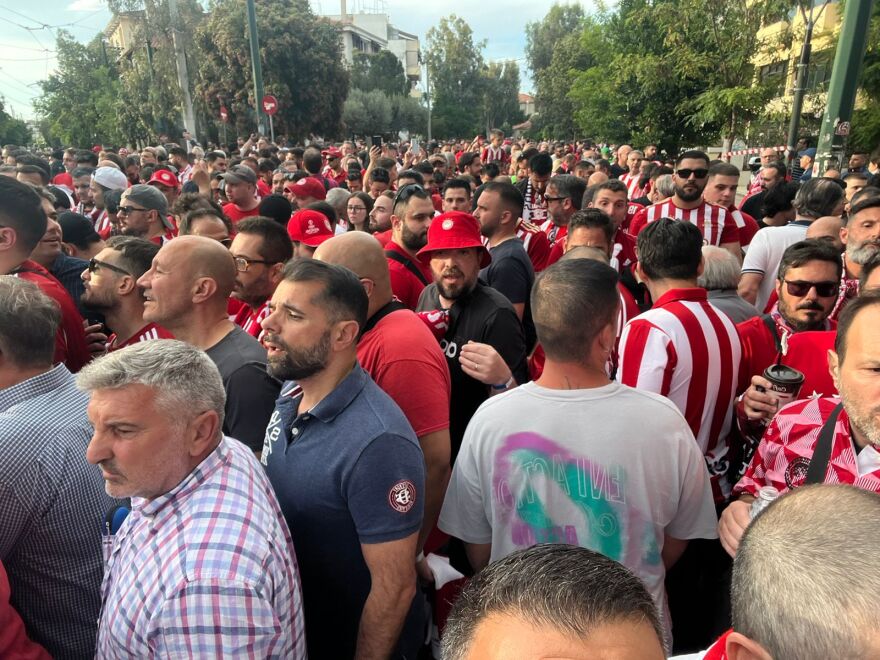 Τελικός Conference League: Το ερυθρόλευκο πάρτι έξω από την OPAP Arena  λίγο πριν τη μεγάλη αναμέτρηση - Δείτε βίντεο