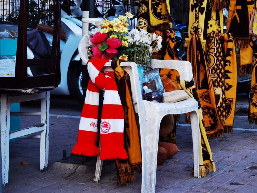 Μιχάλης Κατσουρής: Οπαδοί του Ολυμπιακού άφησαν κασκόλ και στεφάνι στο σημείο που δολοφονήθηκε από τους Κροάτες