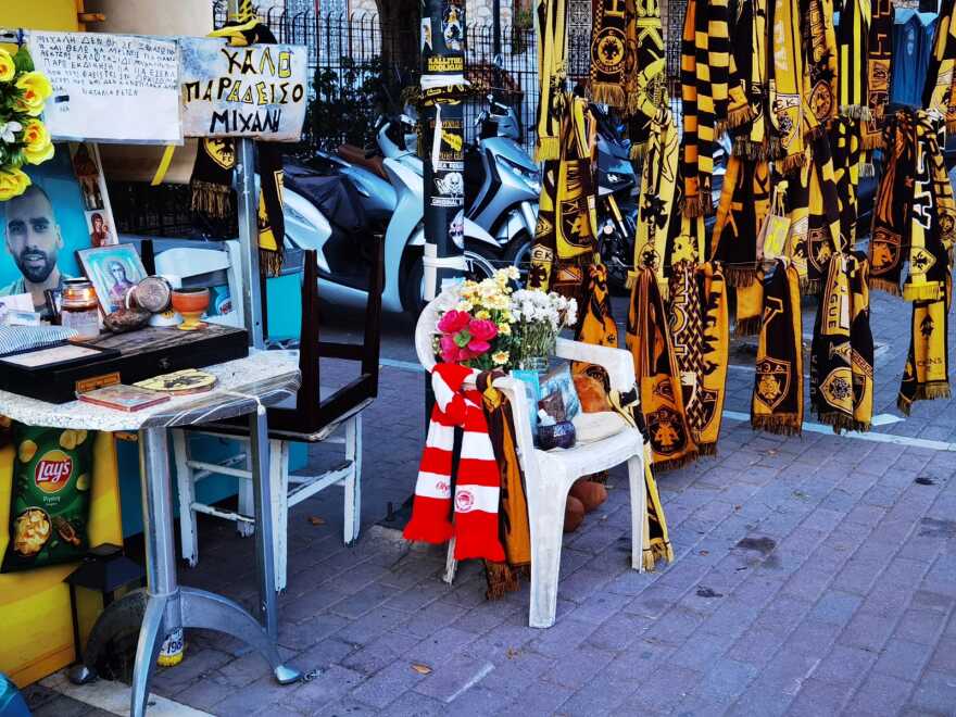 Μιχάλης Κατσουρής: Οπαδοί του Ολυμπιακού άφησαν κασκόλ και στεφάνι στο σημείο που δολοφονήθηκε από τους Κροάτες