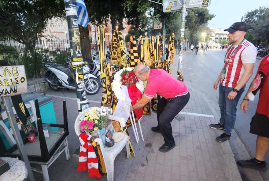 Μιχάλης Κατσουρής: Οπαδοί του Ολυμπιακού άφησαν κασκόλ και στεφάνι στο σημείο που δολοφονήθηκε από τους Κροάτες