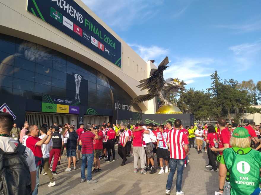Τελικός Conference League: Το ερυθρόλευκο πάρτι έξω από την OPAP Arena  λίγο πριν τη μεγάλη αναμέτρηση - Δείτε βίντεο