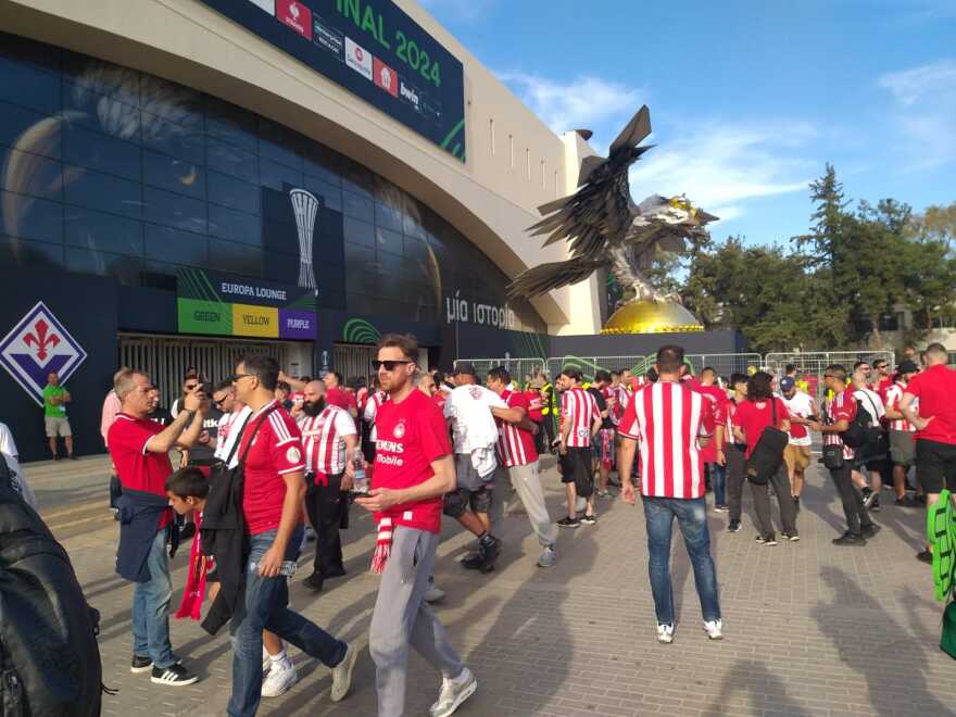 Τελικός Conference League: Το ερυθρόλευκο πάρτι έξω από την OPAP Arena  λίγο πριν τη μεγάλη αναμέτρηση - Δείτε βίντεο