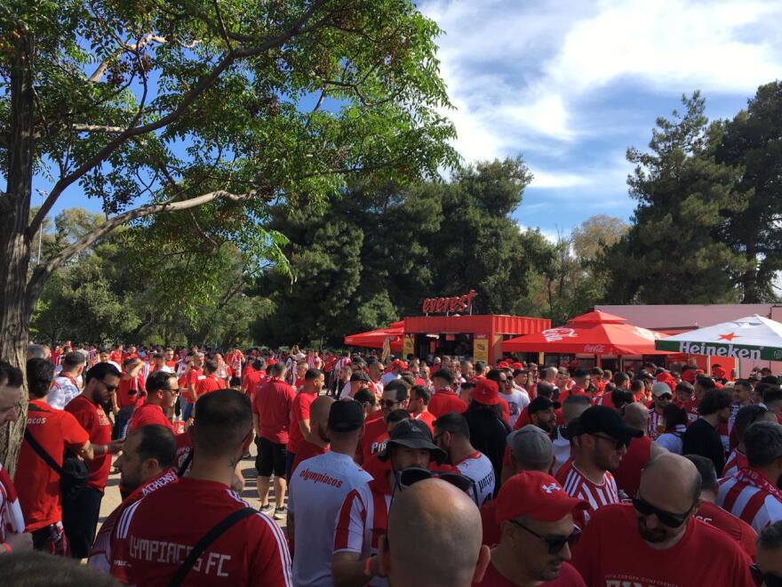 Conference League: Οπαδοί του Ολυμπιακού και της Φιορεντίνα σε ΣΕΦ και ΟΑΚΑ πριν τον τελικό - Δείτε βίντεο