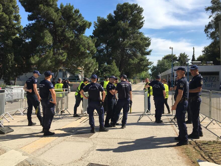 Conference League: Οπαδοί του Ολυμπιακού και της Φιορεντίνα σε ΣΕΦ και ΟΑΚΑ πριν τον τελικό - Δείτε βίντεο