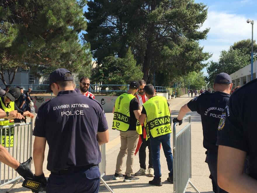 Conference League: Οπαδοί του Ολυμπιακού και της Φιορεντίνα σε ΣΕΦ και ΟΑΚΑ πριν τον τελικό - Δείτε βίντεο