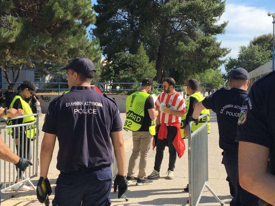 Conference League: Οπαδοί του Ολυμπιακού και της Φιορεντίνα σε ΣΕΦ και ΟΑΚΑ πριν τον τελικό - Δείτε βίντεο