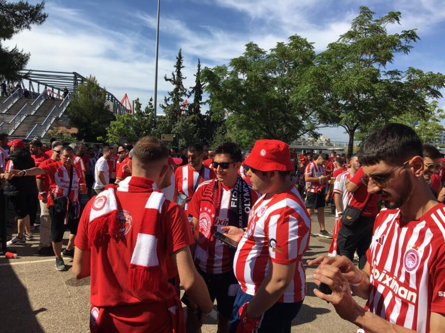 Conference League: Οπαδοί του Ολυμπιακού και της Φιορεντίνα σε ΣΕΦ και ΟΑΚΑ πριν τον τελικό - Δείτε βίντεο