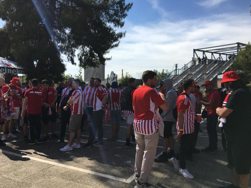 Conference League: Οπαδοί του Ολυμπιακού και της Φιορεντίνα σε ΣΕΦ και ΟΑΚΑ πριν τον τελικό - Δείτε βίντεο