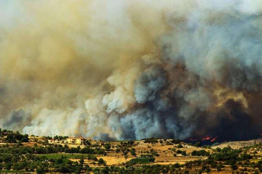 Κύπρος: Νύχτα αγωνίας στην Πάφο, συνεχίζεται η πύρινη κόλαση - Έχουν καεί σπίτια, δείτε βίντεο και φωτογραφίες