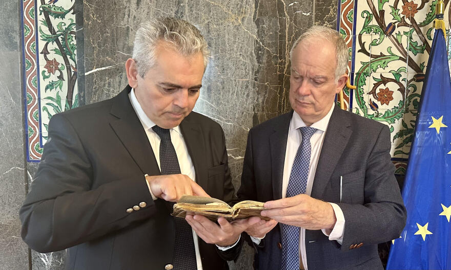 Ο Μάξιμος Χαρακόπουλος παρέδωσε στον πρόεδρο της Βουλής ημερολόγιο πολεμιστή της Μικρασίας
