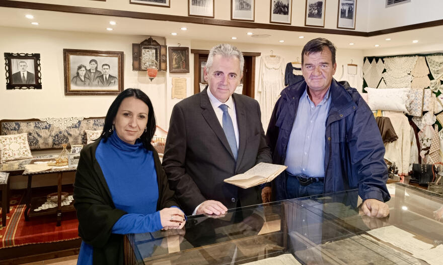 Ο Μάξιμος Χαρακόπουλος παρέδωσε στον πρόεδρο της Βουλής ημερολόγιο πολεμιστή της Μικρασίας